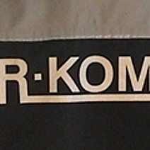 Ein Emblem der Firma R-KOM.
