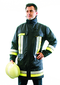 Ein Feuerwehrmann trägt die Jacke Comfort Light.