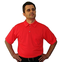 Ein Mann trägt ein leuchtrotes Funktionshemd.