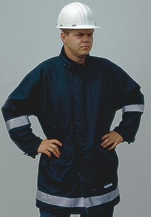 Ein Mann trägt einen Wetterschutzanorak und einen Helm.