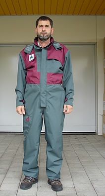 Ein Mann trägt den Agrisafe Overall.
