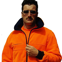 Ein Mann trägt eine Fleecejacke in leuchtorange