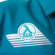 Das Emblem von R&M, auf ein Hemd gedruckt.