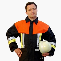 Ein Feuerwehrmann trägt die Einsatzjacke Allround.
