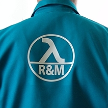 Das Emblem von R&M, auf die Rückseite eines Hemdes gedruckt.