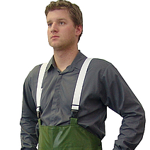 Ein Mann trägt eine Regenschutzhose Agrar.