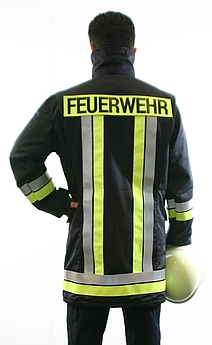 Ein Feuerwehrmann in Comfort Light Kleidung am Einsatzwagen.