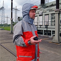 Ein Mitarbeiter von EON trägt Schutzkleidung.