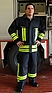 Ein Feuerwehrmann trägt die Jacke Comfort Light.